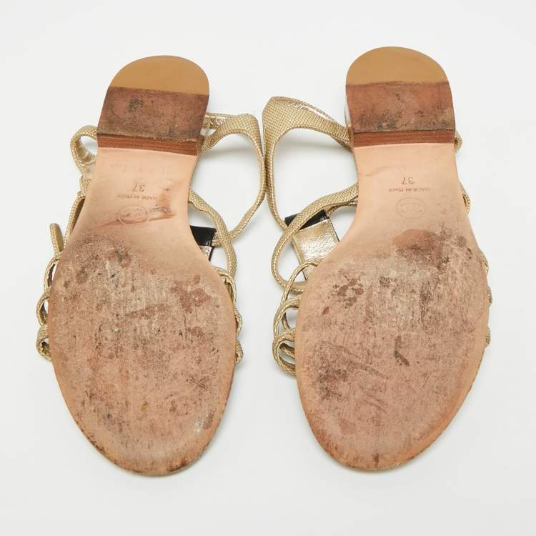 مملوكة مسبقًا Chanel CC Size 37 Gold/Black Leather Strappy Flat Sandals