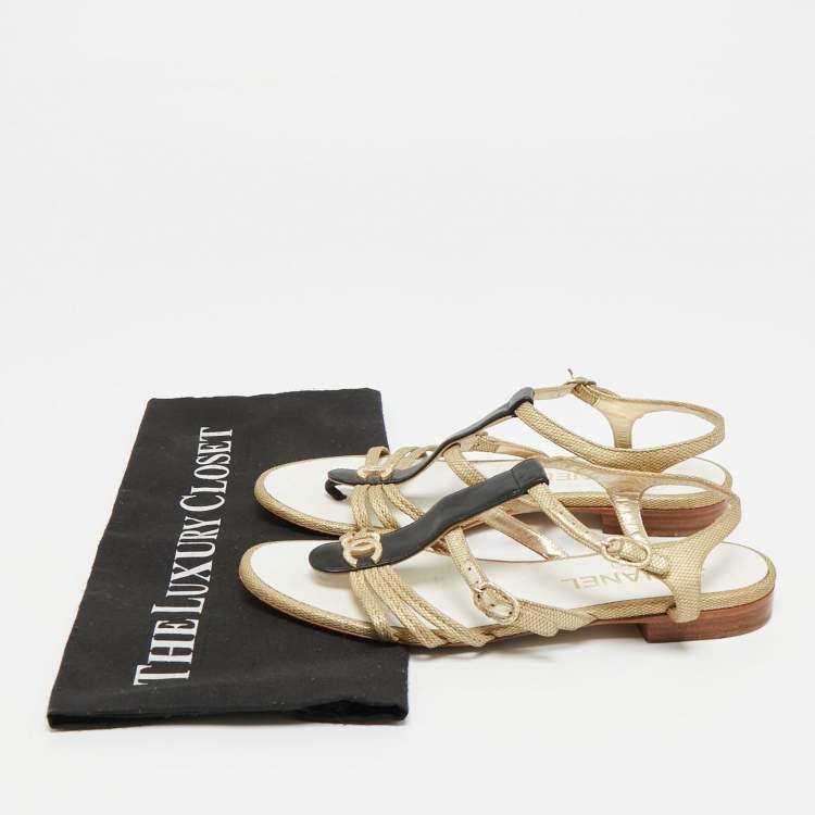 مملوكة مسبقًا Chanel CC Size 37 Gold/Black Leather Strappy Flat Sandals