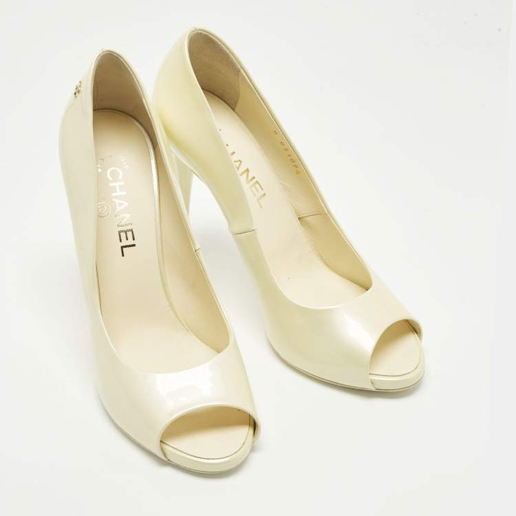Pre Owned Chanel Size 40 Cream Patent Leather CC Pearl Embellished Heel Peep Toe Pumps