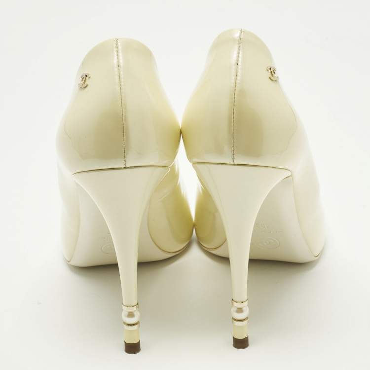 Pre Owned Chanel Size 40 Cream Patent Leather CC Pearl Embellished Heel Peep Toe Pumps