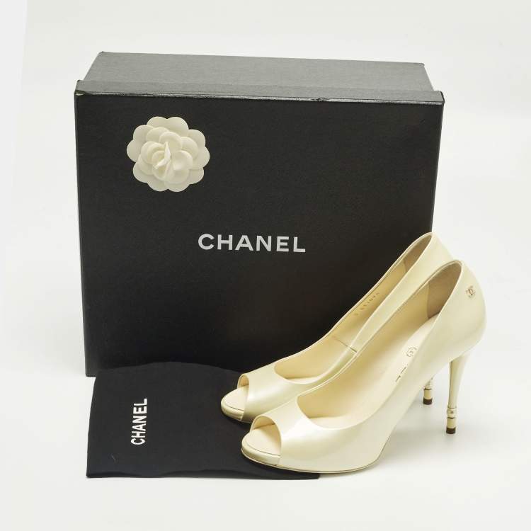 Pre Owned Chanel Size 40 Cream Patent Leather CC Pearl Embellished Heel Peep Toe Pumps
