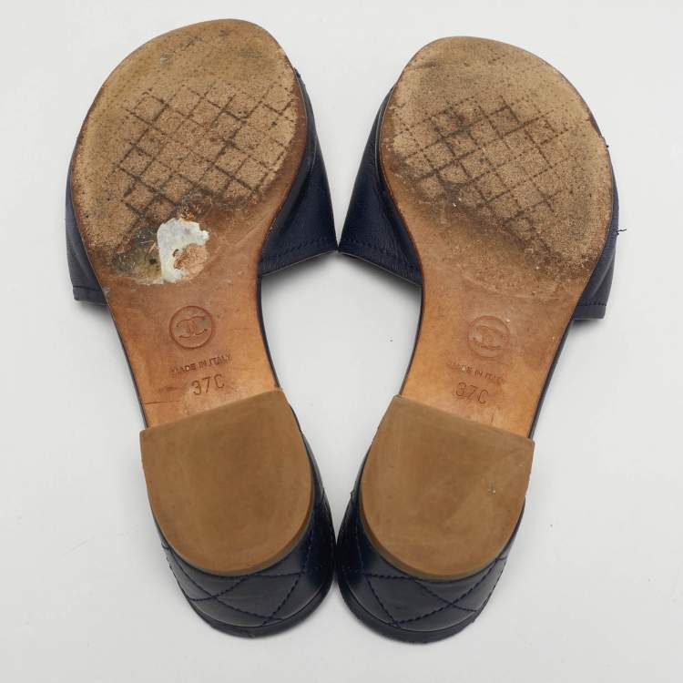 مملوكة مسبقًا Chanel CC Chain Size 37 Navy Blue Leather Slide Sandals