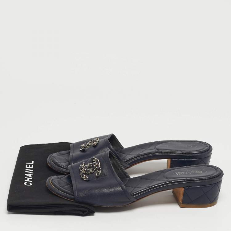 مملوكة مسبقًا Chanel CC Chain Size 37 Navy Blue Leather Slide Sandals