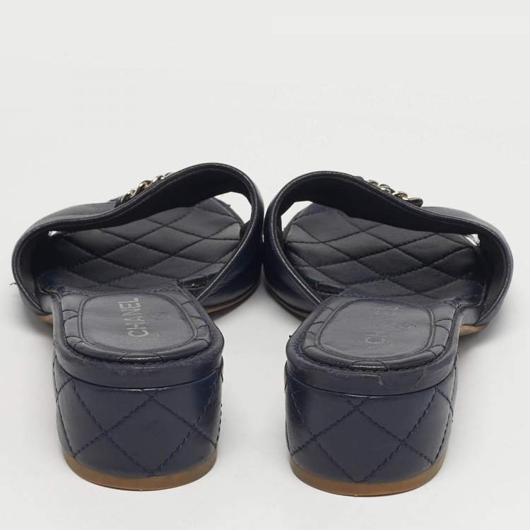 مملوكة مسبقًا Chanel CC Chain Size 37 Navy Blue Leather Slide Sandals