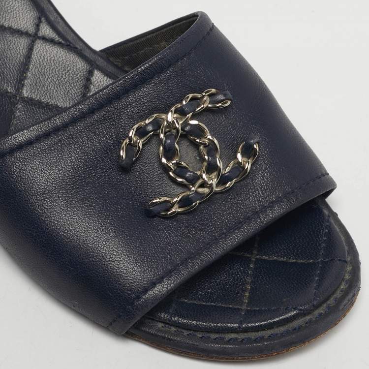 مملوكة مسبقًا Chanel CC Chain Size 37 Navy Blue Leather Slide Sandals