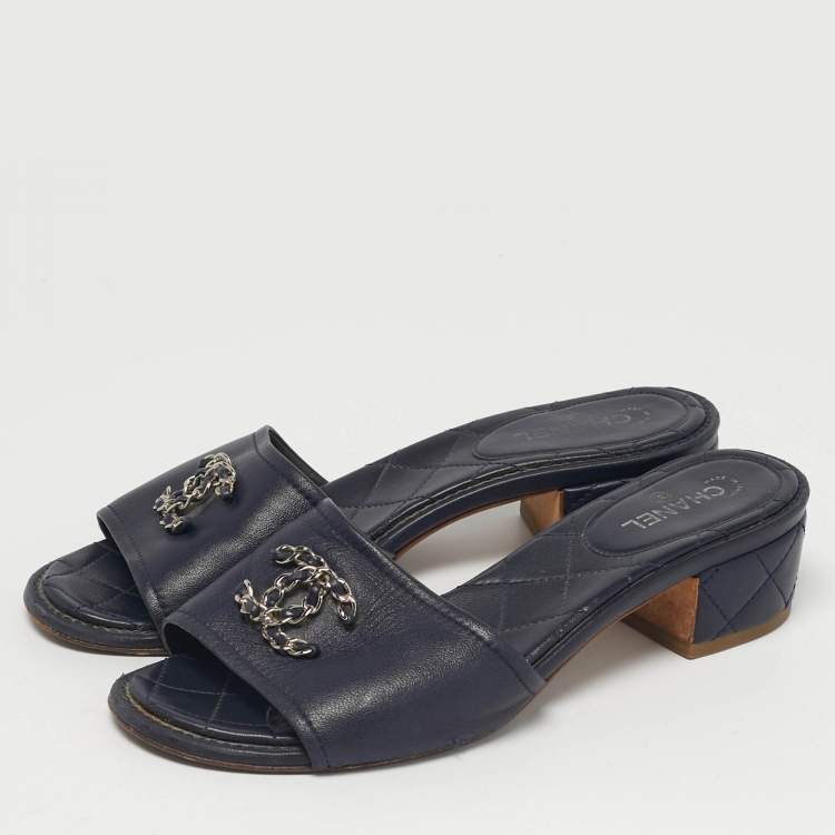 مملوكة مسبقًا Chanel CC Chain Size 37 Navy Blue Leather Slide Sandals