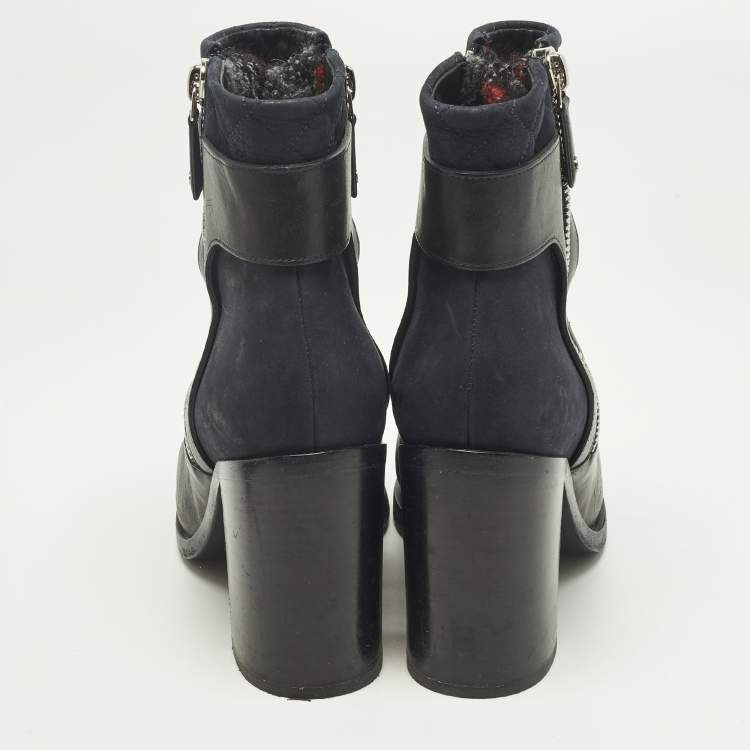 Pre Owned Chanel Size 38.5  Black/Navy Blue Leather and Patent CC Cap Toe Ankle Length Boots