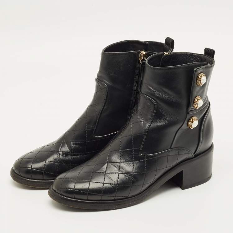 Pre Owned Chanel CC Size 40.5 Black Cannage Leather Pearl Button Matelasse Ankle Boots