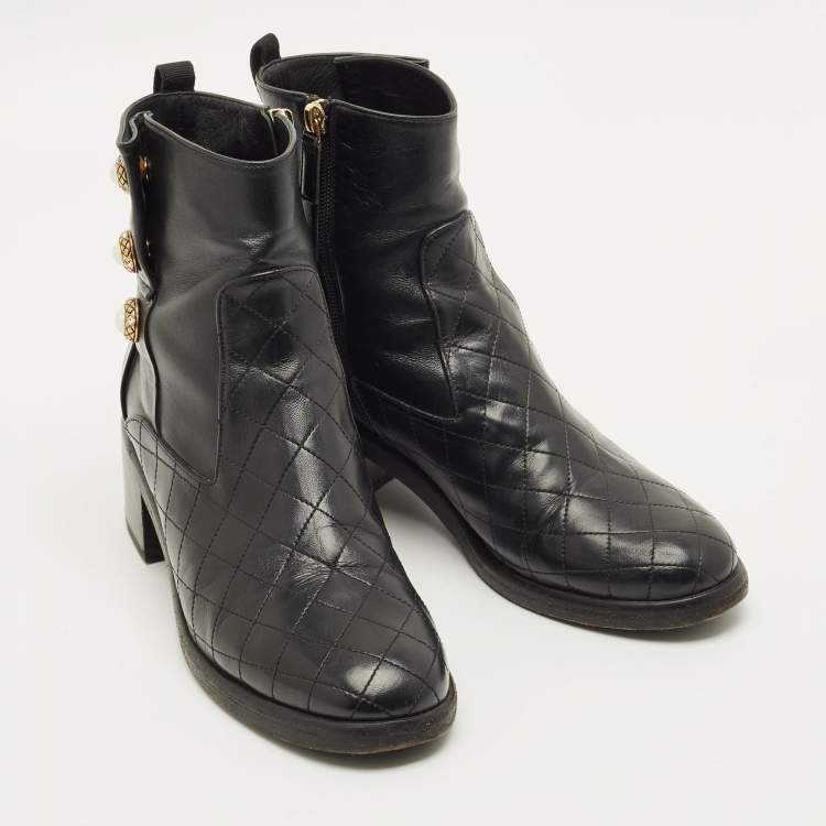 Pre Owned Chanel CC Size 40.5 Black Cannage Leather Pearl Button Matelasse Ankle Boots