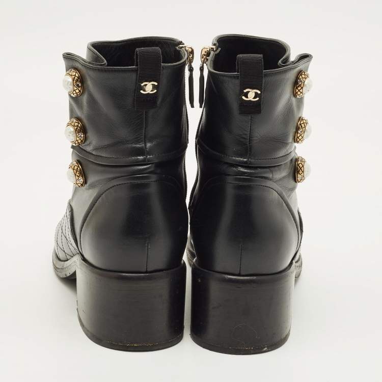 Pre Owned Chanel CC Size 40.5 Black Cannage Leather Pearl Button Matelasse Ankle Boots