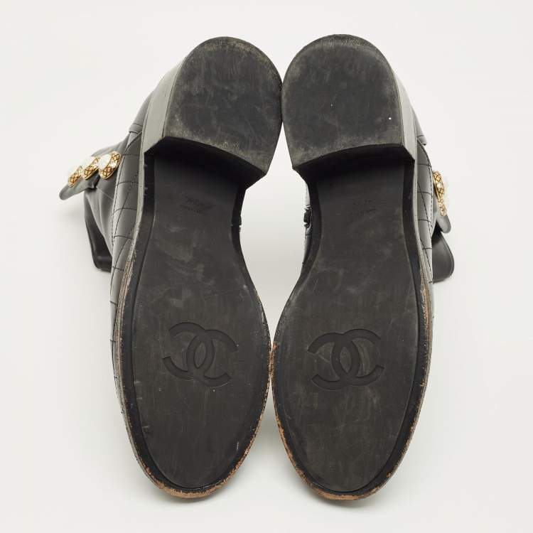Pre Owned Chanel CC Size 40.5 Black Cannage Leather Pearl Button Matelasse Ankle Boots