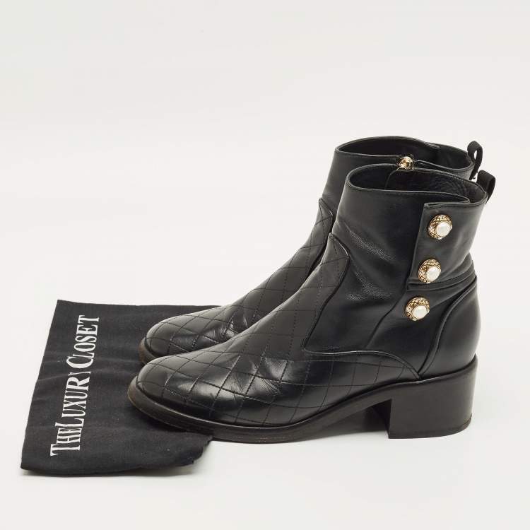 Pre Owned Chanel CC Size 40.5 Black Cannage Leather Pearl Button Matelasse Ankle Boots
