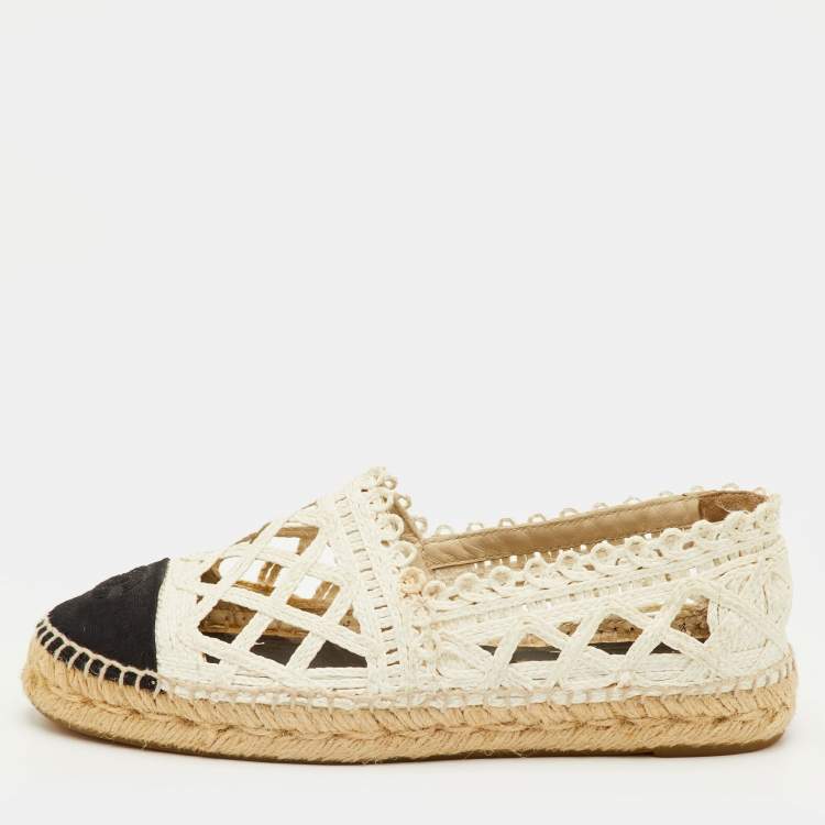 Pre Owned Chanel CC Size 38 White/Black Canvas and Straw Espadrille Flats