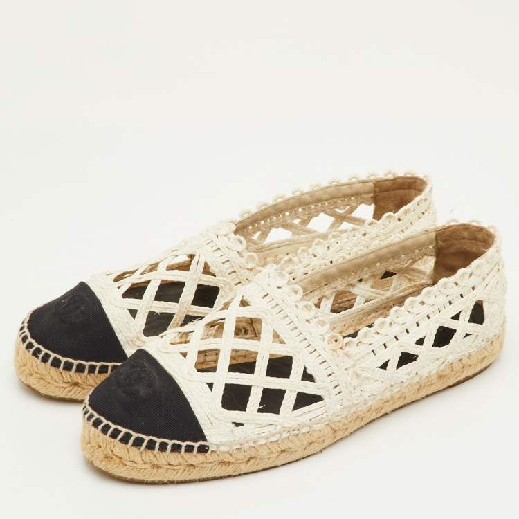 Pre Owned Chanel CC Size 38 White/Black Canvas and Straw Espadrille Flats