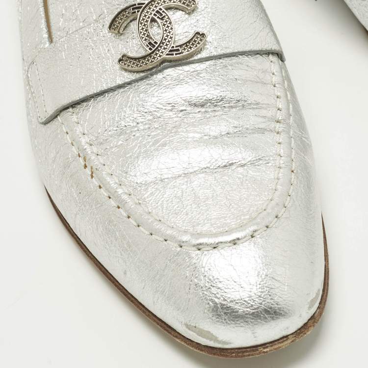 Pre Owned Chanel CC Size 37.5 Silver Leather Loafers