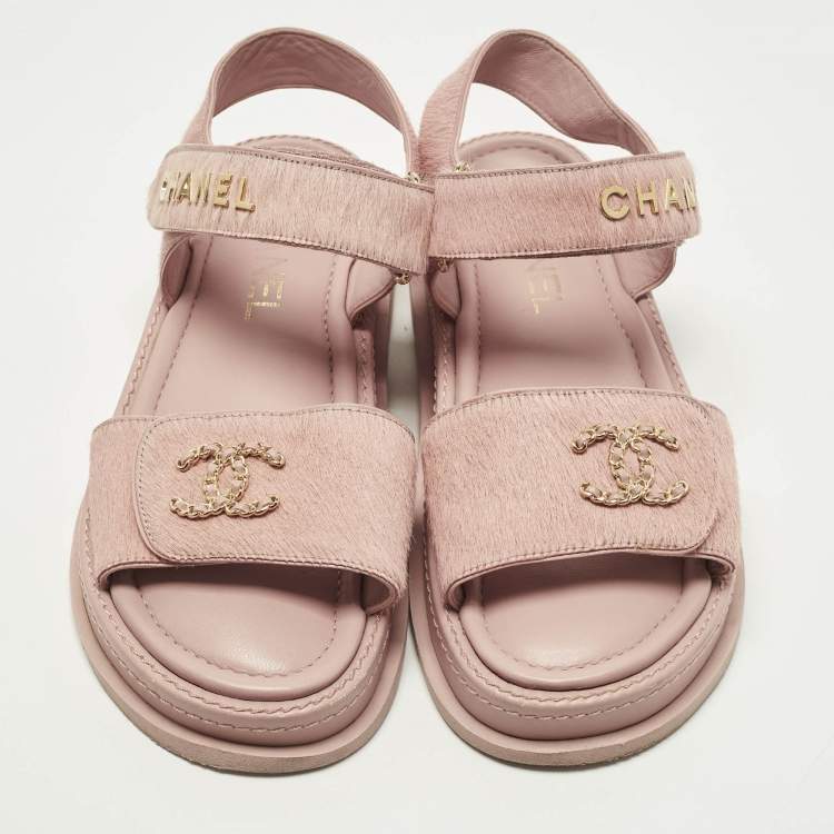 مملوكة مسبقًا صندل فلات شانيل شعر عجل أزرق كحلي CC مقاس 39.5