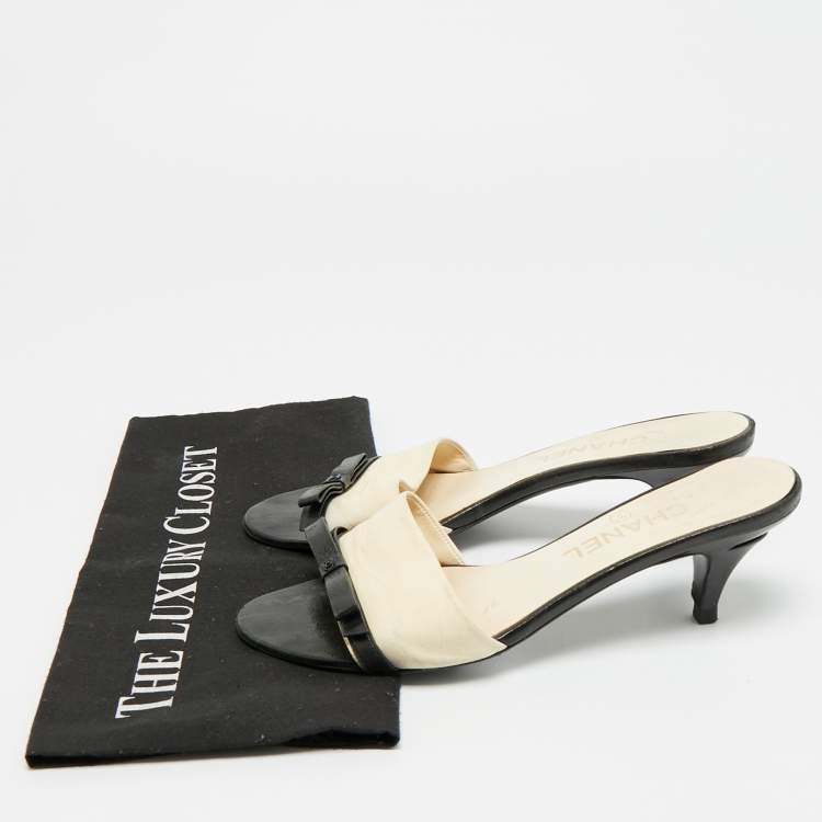 Pre Owned Chanel Size 38.5 Black Leather Bow Slide Sandals