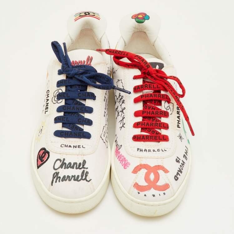 Pre Owned Chanel x Pharrell CC Size 40 White Canvas Graffiti Print Low Top Sneakers