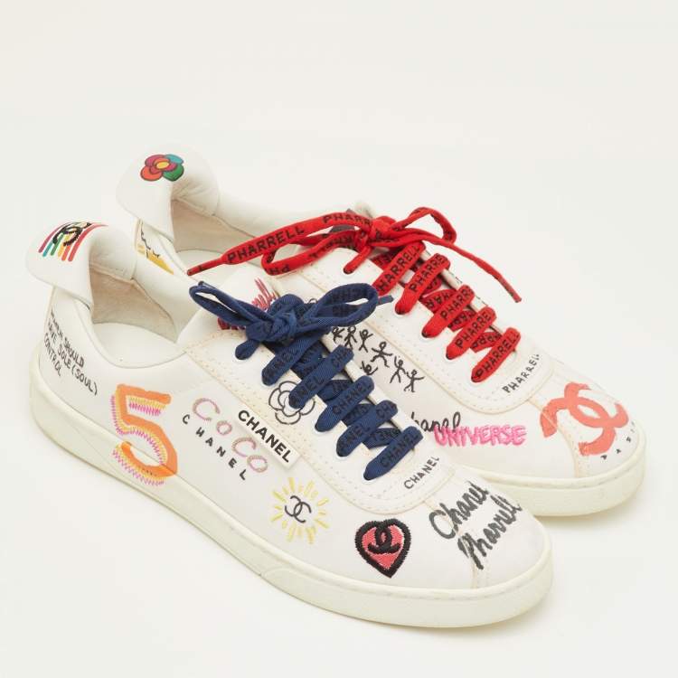 Pre Owned Chanel x Pharrell CC Size 40 White Canvas Graffiti Print Low Top Sneakers