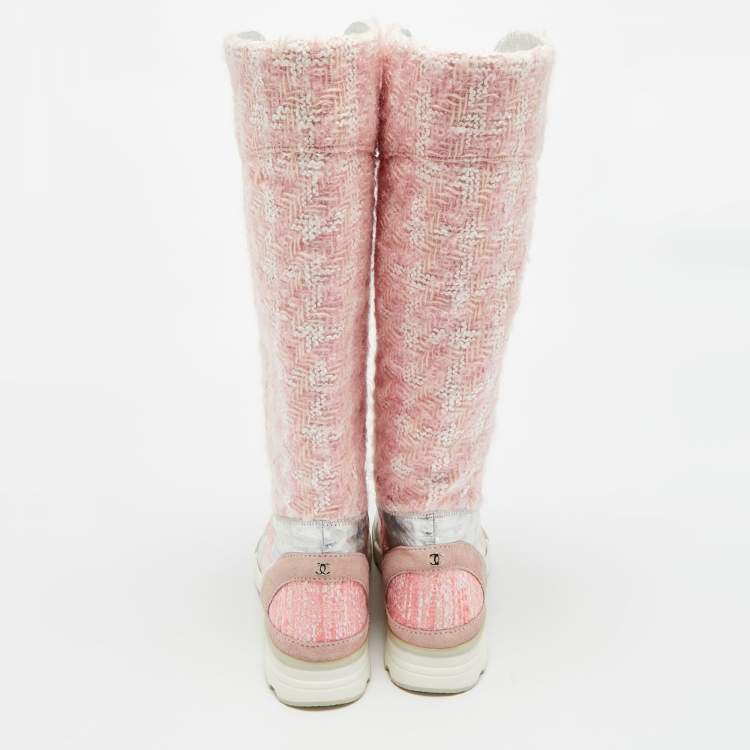 مملوكة مسبقًا حذاء بوت رياضي شانيل طويل الركبة جلد زهري / فضي وتويد مقاس 40