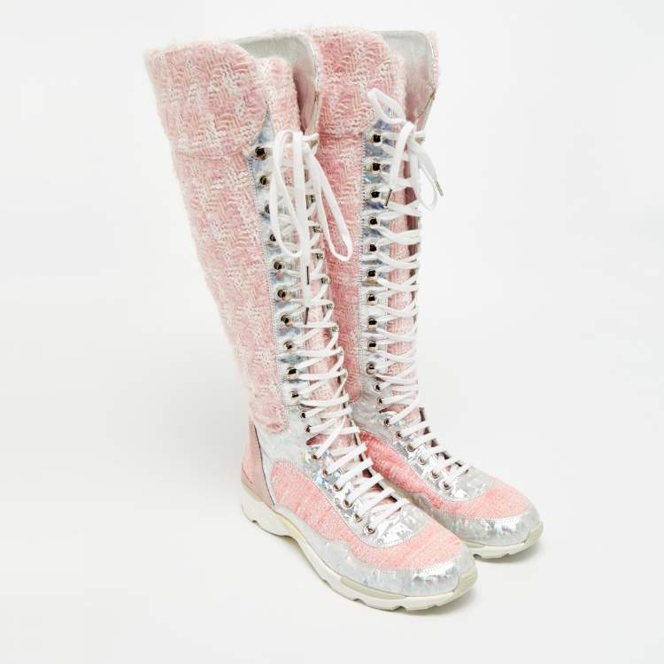 مملوكة مسبقًا حذاء بوت رياضي شانيل طويل الركبة جلد زهري / فضي وتويد مقاس 40