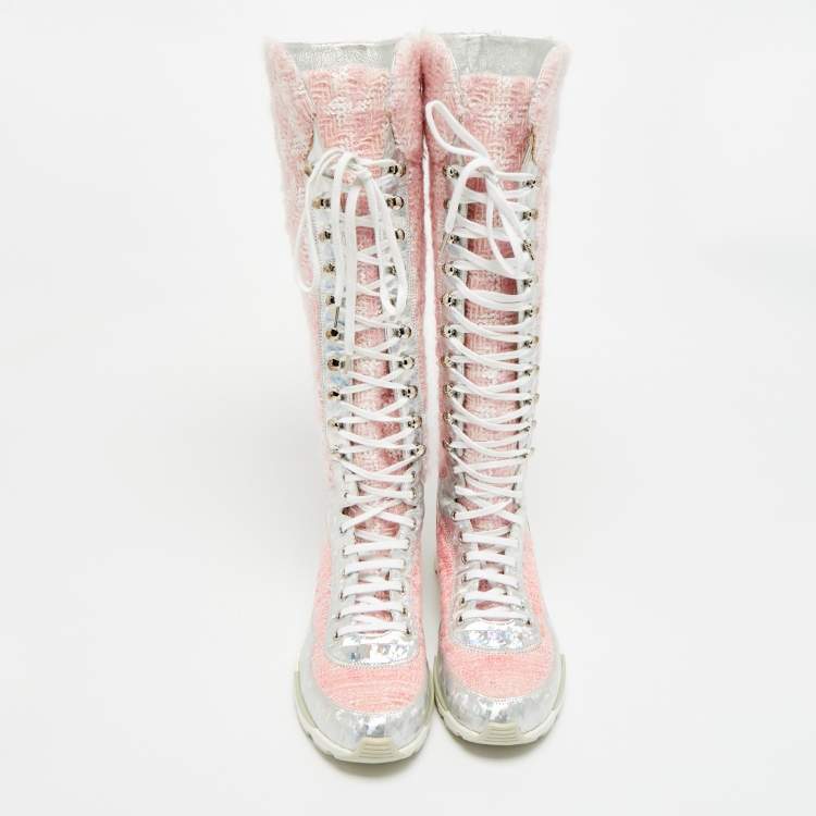 مملوكة مسبقًا حذاء بوت رياضي شانيل طويل الركبة جلد زهري / فضي وتويد مقاس 40