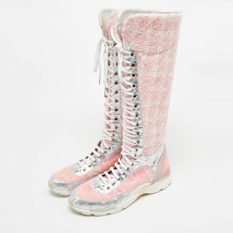 مملوكة مسبقًا حذاء بوت رياضي شانيل طويل الركبة جلد زهري / فضي وتويد مقاس 40