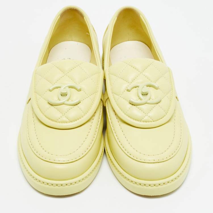 Pre Owned Chanel CC Size 37.5 Cream Quilted Leather CC Turnlock Loafers