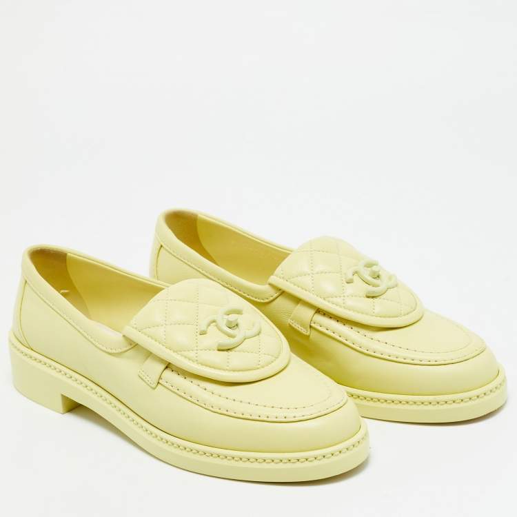 Pre Owned Chanel CC Size 37.5 Cream Quilted Leather CC Turnlock Loafers