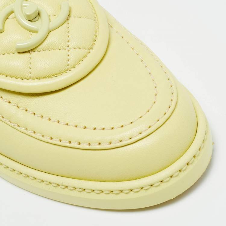 Pre Owned Chanel CC Size 37.5 Cream Quilted Leather CC Turnlock Loafers