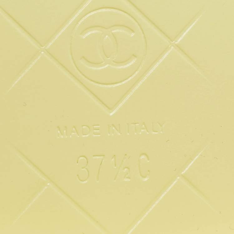 Pre Owned Chanel CC Size 37.5 Cream Quilted Leather CC Turnlock Loafers