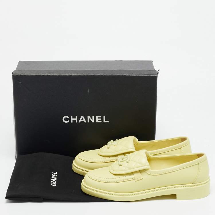 Pre Owned Chanel CC Size 37.5 Cream Quilted Leather CC Turnlock Loafers