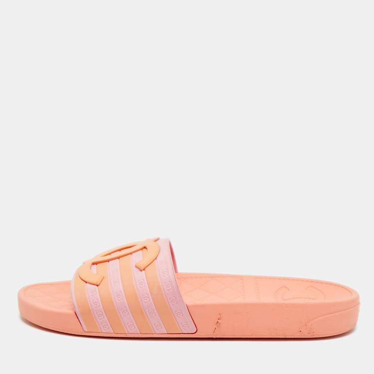 مملوكة مسبق ًا Chanel CC Logo Size 40 Orange Rubber Flat Slides 