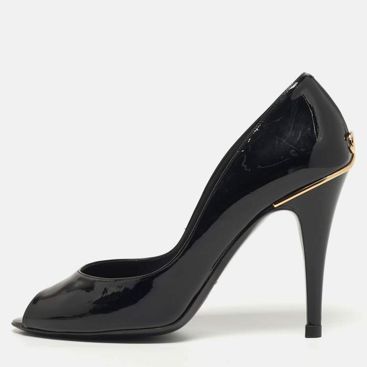 مملوكة مسبقًا Chanel CC Size 39 Black Patent Leather Peep Toe Pumps