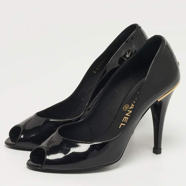 مملوكة مسبقًا Chanel CC Size 39 Black Patent Leather Peep Toe Pumps