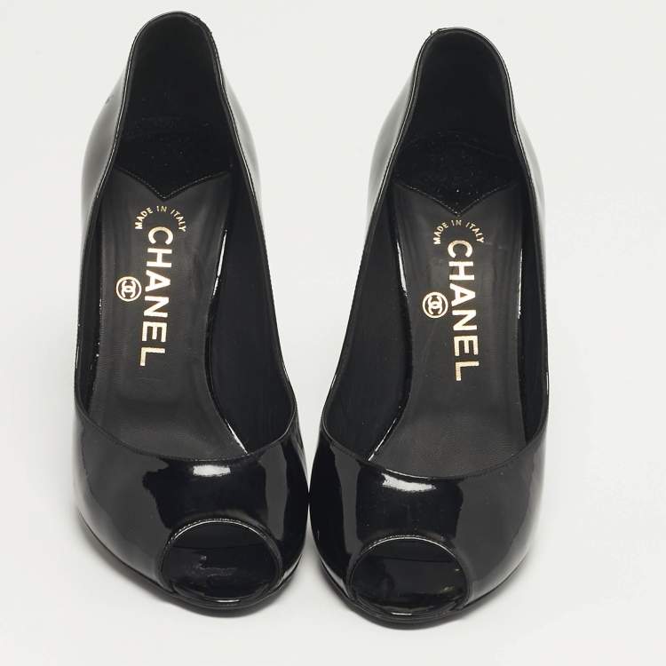 مملوكة مسبقًا Chanel CC Size 39 Black Patent Leather Peep Toe Pumps