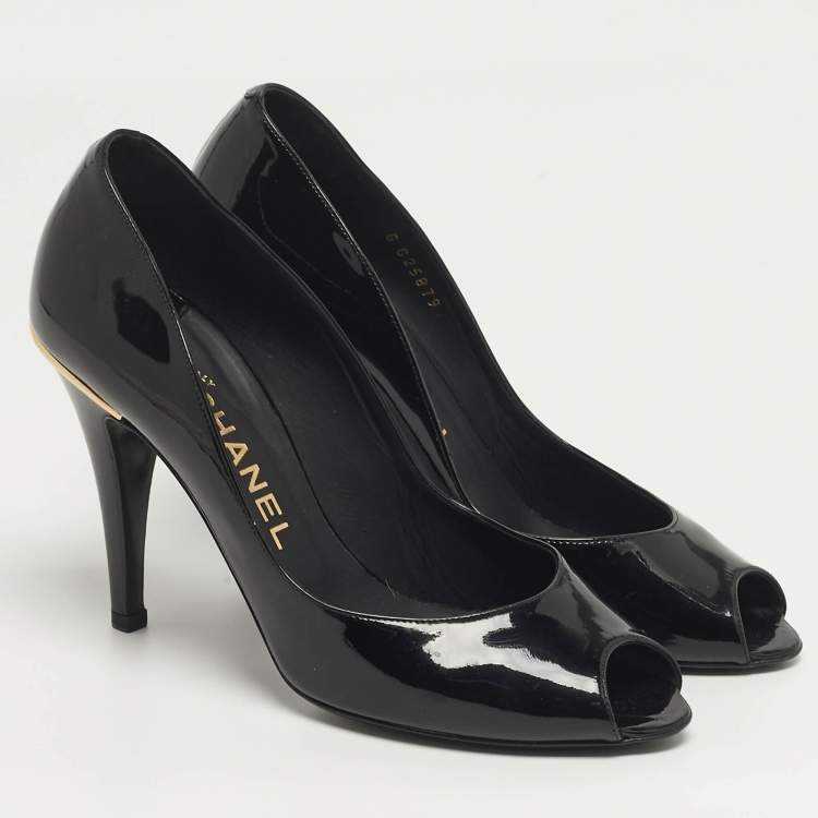 مملوكة مسبقًا Chanel CC Size 39 Black Patent Leather Peep Toe Pumps