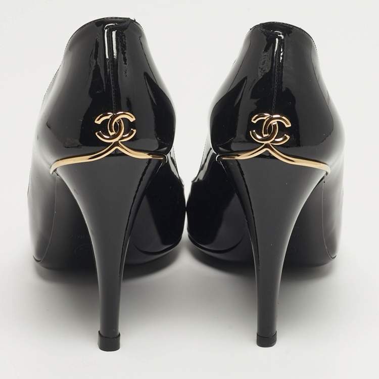 مملوكة مسبقًا Chanel CC Size 39 Black Patent Leather Peep Toe Pumps
