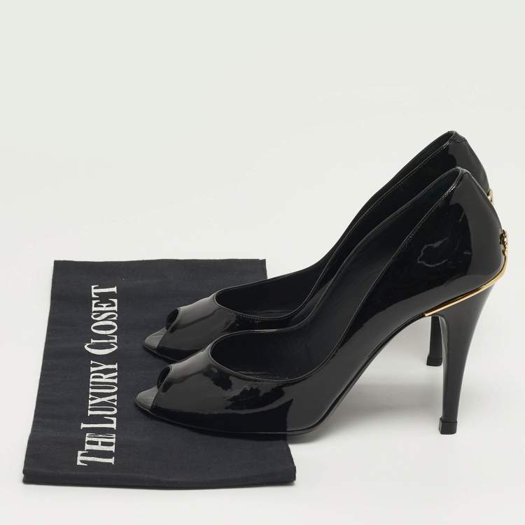 مملوكة مسبقًا Chanel CC Size 39 Black Patent Leather Peep Toe Pumps