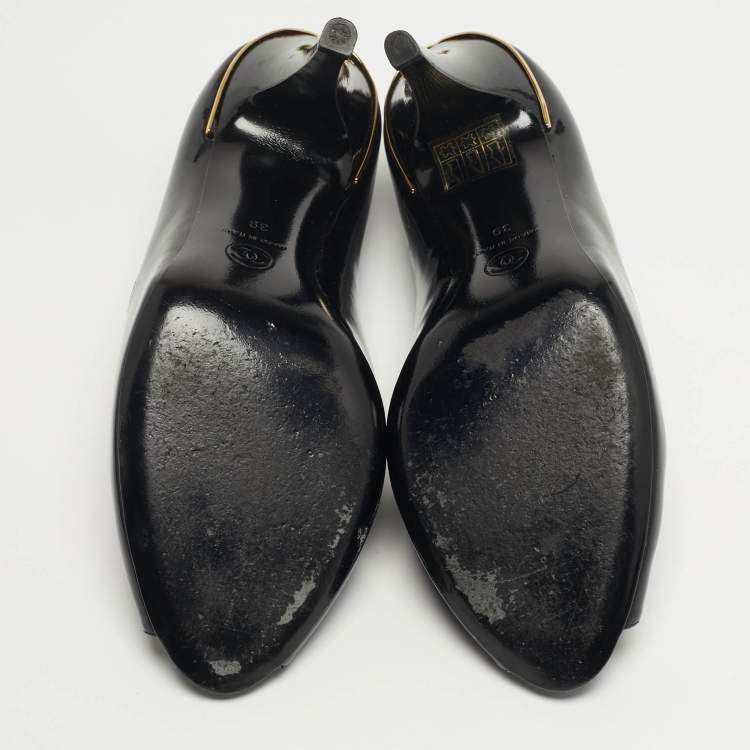 مملوكة مسبقًا Chanel CC Size 39 Black Patent Leather Peep Toe Pumps