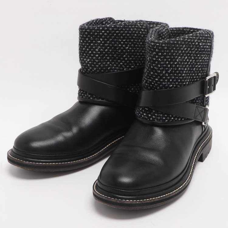 مملوكة مسبقًا بوت شانيل جلدي وتويد أسود/رمادي بطول الكاحل مقاس 39