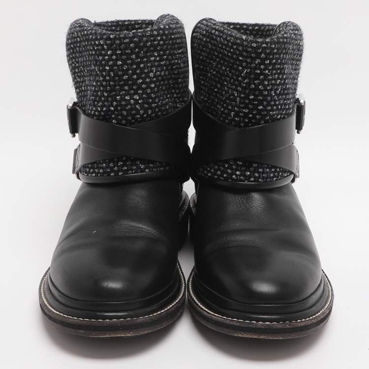 مملوكة مسبقًا بوت شانيل جلدي وتويد أسود/رمادي بطول الكاحل مقاس 39