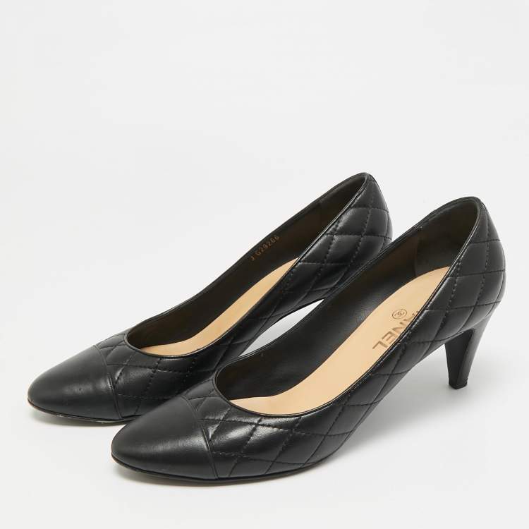 Pre Owned Chanel CC Size 41 Black Quilted Leather Cap Toe Pumps