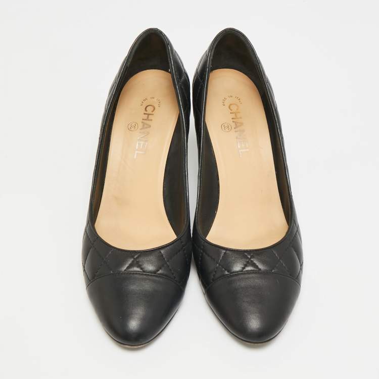 Pre Owned Chanel CC Size 41 Black Quilted Leather Cap Toe Pumps