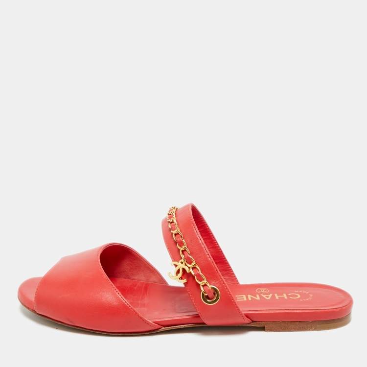 مملوكة مسبقًا Chanel Size 39 Red Leather Chain Detail Flat Slide