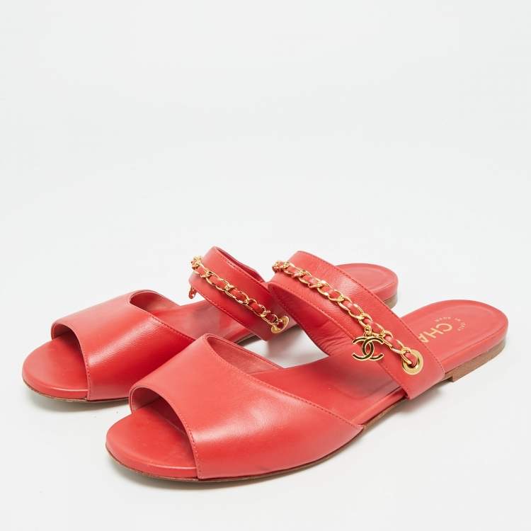 مملوكة مسبقًا Chanel Size 39 Red Leather Chain Detail Flat Slide