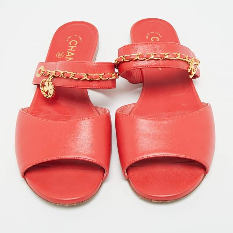مملوكة مسبقًا Chanel Size 39 Red Leather Chain Detail Flat Slide