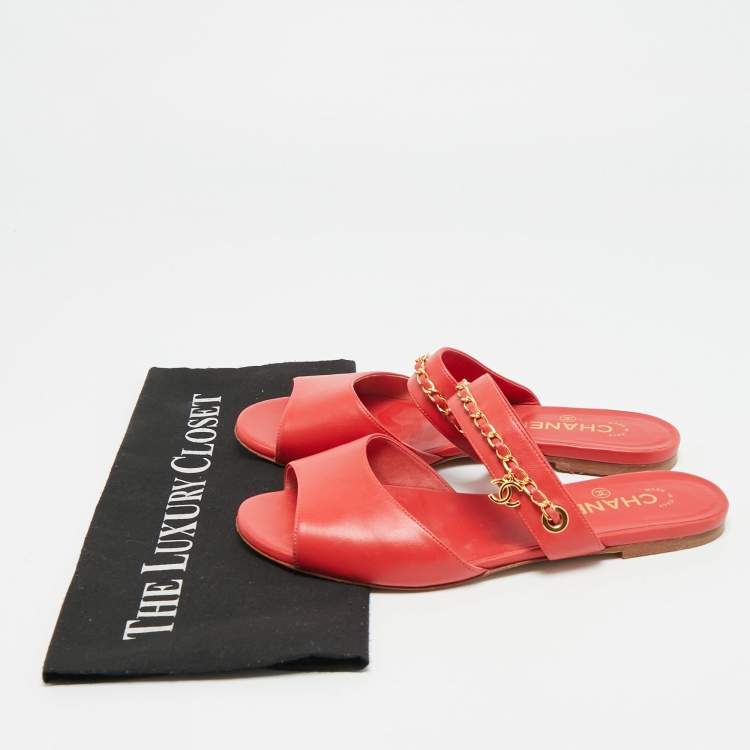 مملوكة مسبقًا Chanel Size 39 Red Leather Chain Detail Flat Slide