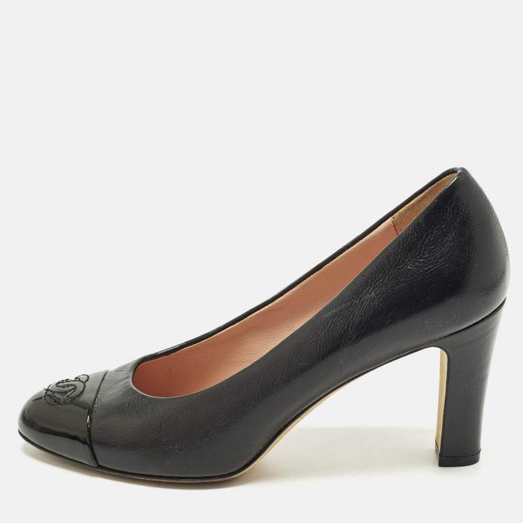 مملوكة مسبقًا Chanel  Size 37 Black Suede and Patent Leather CC Cap Toe Pumps