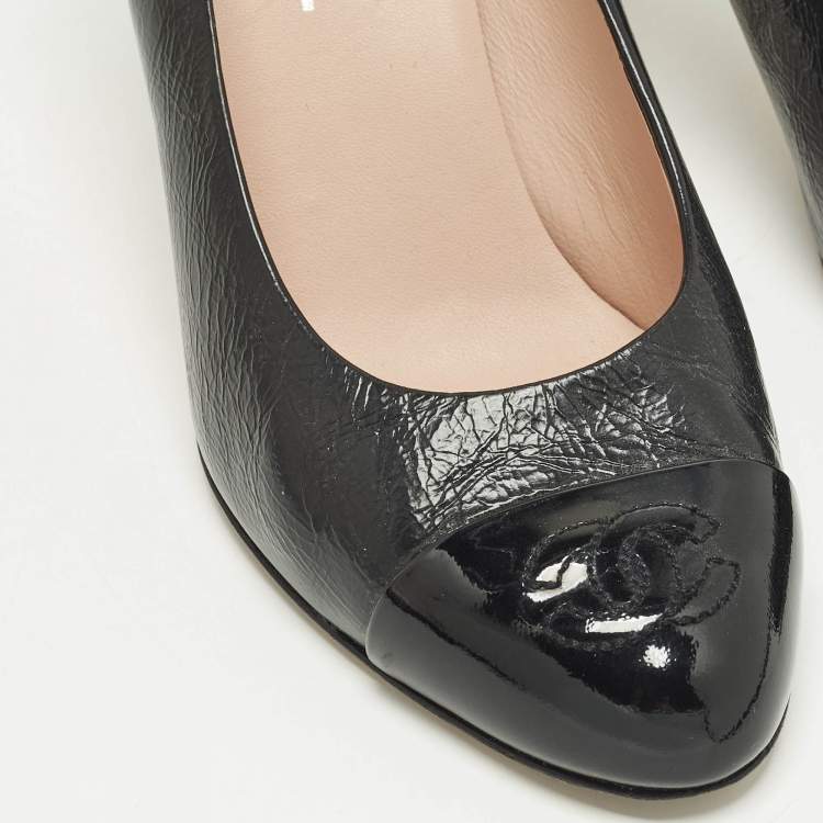مملوكة مسبقًا Chanel  Size 37 Black Suede and Patent Leather CC Cap Toe Pumps
